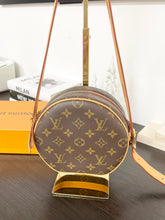 Load image into Gallery viewer, LOUIS VUITTON 2020 Monogram Boite Chapeau Souple PM Crossbody Bag
