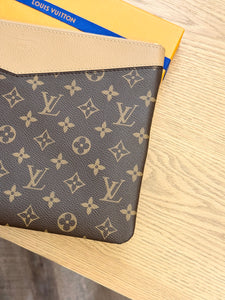LOUIS VUITTON Monogram Canvas Daily Pouch in Sesame