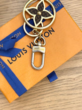 Load image into Gallery viewer, LOUIS VUITTON 2022 Puzzle Flower Monogram Keyring
