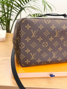 LOUIS VUITTON 2021 Monogram Canvas NéoNoé MM Crossbody Bag in Black