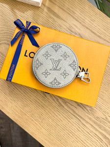 LOUIS VUITTON 2023 Mahina Leather Round Coin Purse in Gray Metallic