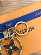 Load image into Gallery viewer, LOUIS VUITTON 2022 Puzzle Flower Monogram Keyring
