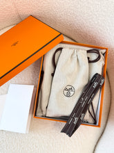 Load image into Gallery viewer, HERMES Evelyne TPM 16 Clemence Leather Amazone Bag - Noir/Ecru/Noir / PHW
