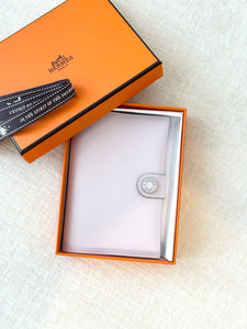 HERMES 2024 R.M.S Passport Holder - Mauve Pale / Evercolor