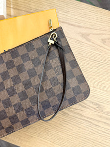 LOUIS VUITTON Neverfull Damier Ebene Pochette Wristlet Pouch in Cherry