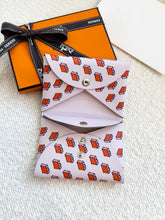 Load image into Gallery viewer, HERMES 2025 Calvi Duo Suitcase &quot;Valises&quot; Printed Swift Leather / Mauve Pale
