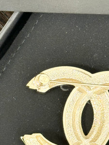 CHANEL Crystal CC Brooch - Gold