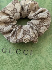 GUCCI Women GG Canvas Scrunchie with Logo Plaque - Brown / OS