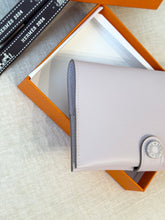 Load image into Gallery viewer, HERMES 2024 R.M.S Passport Holder - Mauve Pale / Evercolor
