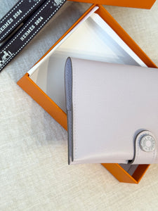HERMES 2024 R.M.S Passport Holder - Mauve Pale / Evercolor