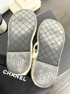 ▪️SOLD▪️CHANEL Lambskin Chain CC Thong Espadrille Sandals in White (EU36)