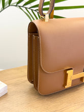 Load image into Gallery viewer, HERMES Constance 24 Evercolor Leather Shoulder Bag in Gold
