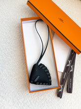 Load image into Gallery viewer, HERMES 2025 Epsom Leather Cheval Tresse Horse Charm - Noir / Vert Mangrove
