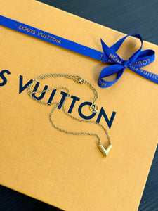 ▪️SOLD▪️LOUIS VUITTON Essential V Necklace in Golden Metal