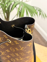 Load image into Gallery viewer, LOUIS VUITTON 2021 Monogram Canvas NéoNoé MM Crossbody Bag in Black
