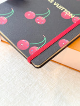 Load image into Gallery viewer, 🍒 LOUIS VUITTON 2025 LV x TM Takashi Murakami Cherry  Jane Notebook MM
