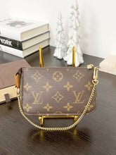 Load image into Gallery viewer, LOUIS VUITTON Monogram Mini Pochette Accessoires
