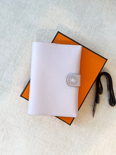 Load image into Gallery viewer, HERMES 2024 R.M.S Passport Holder - Mauve Pale / Evercolor
