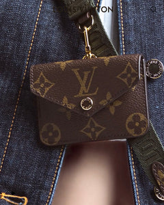 LOUIS VUITTON 2021 Monogram Card Holder in Khaki Green