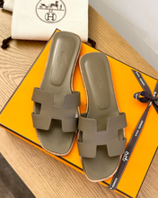 Load image into Gallery viewer, HERMES Oran Epsom Calfskin Leather Sandals in Etoupe - (EU)37.5
