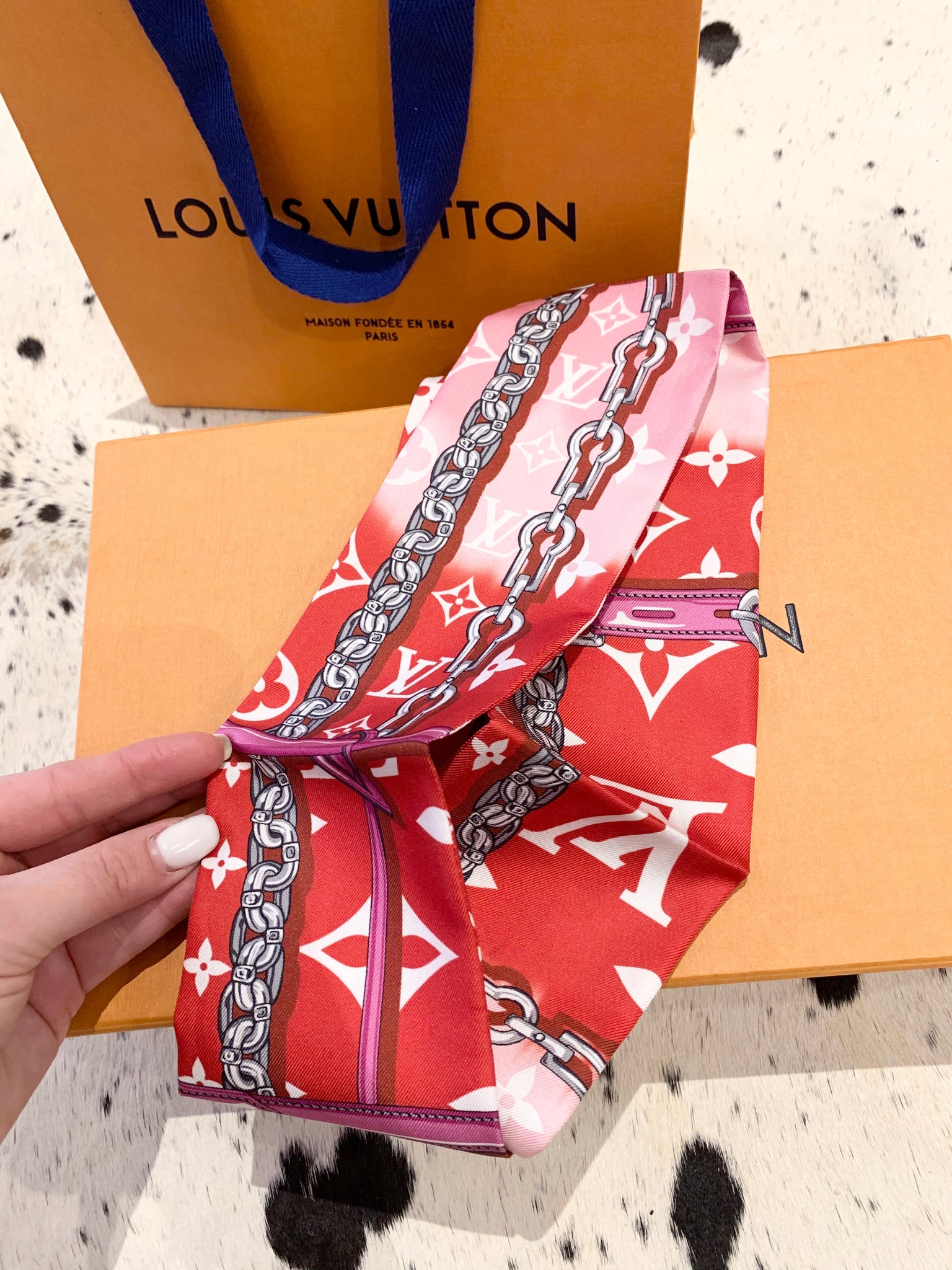 Louis Vuitton Silk Twill Monogram Confidential Bandeau Scarf at 1stDibs   louis vuitton twill, louis vuitton scarf, louis vuitton silk bandeau scarf