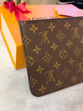 Load image into Gallery viewer, LOUIS VUITTON 2022 Neverfull GM Monogram Wristlet Pouch In Beige
