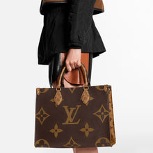 Load image into Gallery viewer, LOUIS VUITTON 2021 OnTheGo MM Monogram Reverse Tote Bag
