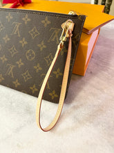 Load image into Gallery viewer, LOUIS VUITTON 2022 Neverfull GM Monogram Wristlet Pouch In Beige
