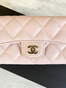 CHANEL 2021 Caviar Quilted Flap Card Holder In Light Pink