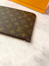 Load image into Gallery viewer, LOUIS VUITTON 2022 Neverfull GM Monogram Wristlet Pouch In Beige
