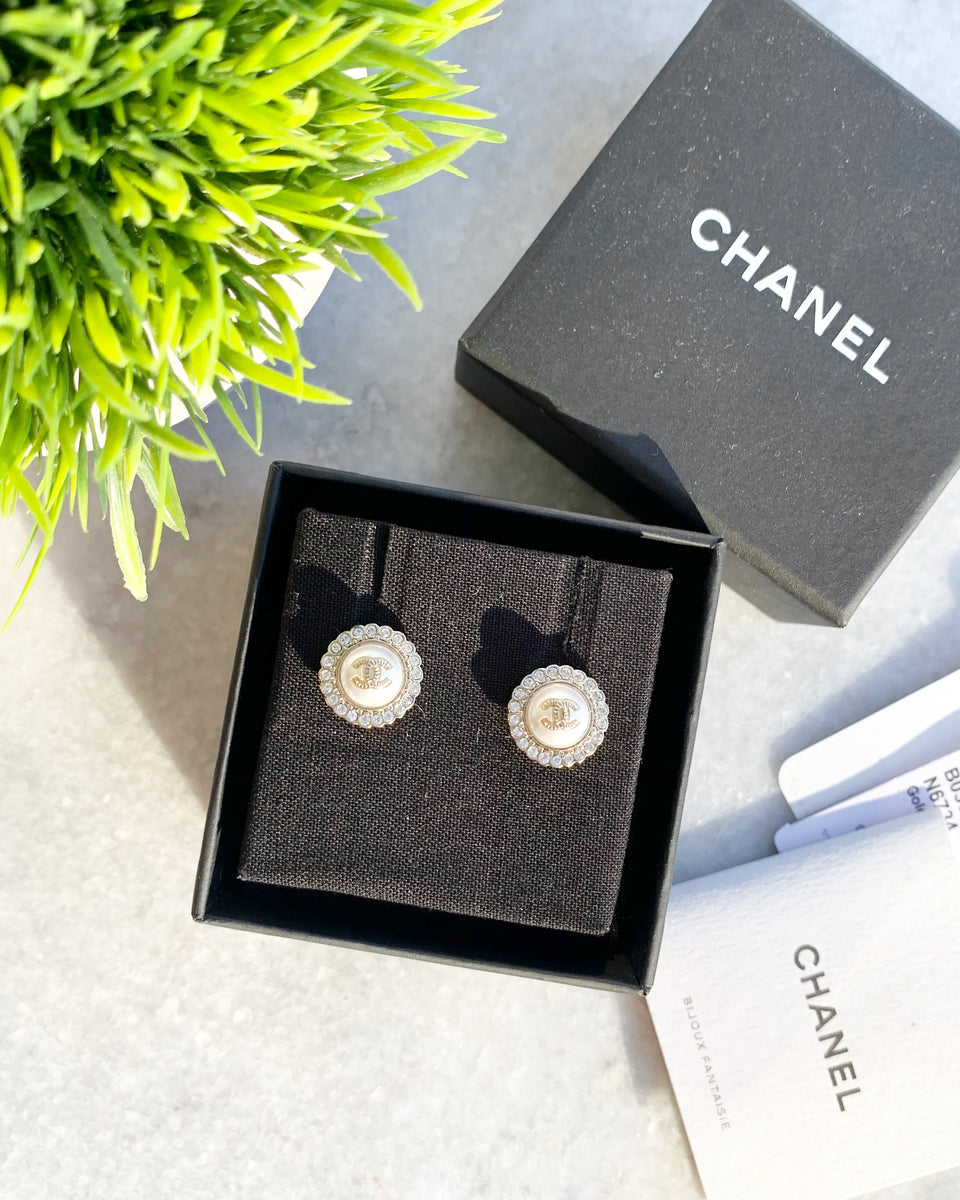 CHANEL Crystal Pearl Signature Stud Earrings Gold 685637
