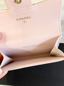 CHANEL 2021 Caviar Quilted Flap Card Holder In Light Pink