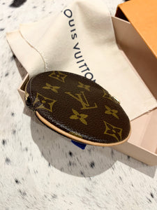 LOUIS VUITTON Monogram Round Coin Purse