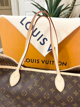 Load image into Gallery viewer, LOUIS VUITTON 2022 Neverfull GM Monogram Tote Bag In Beige
