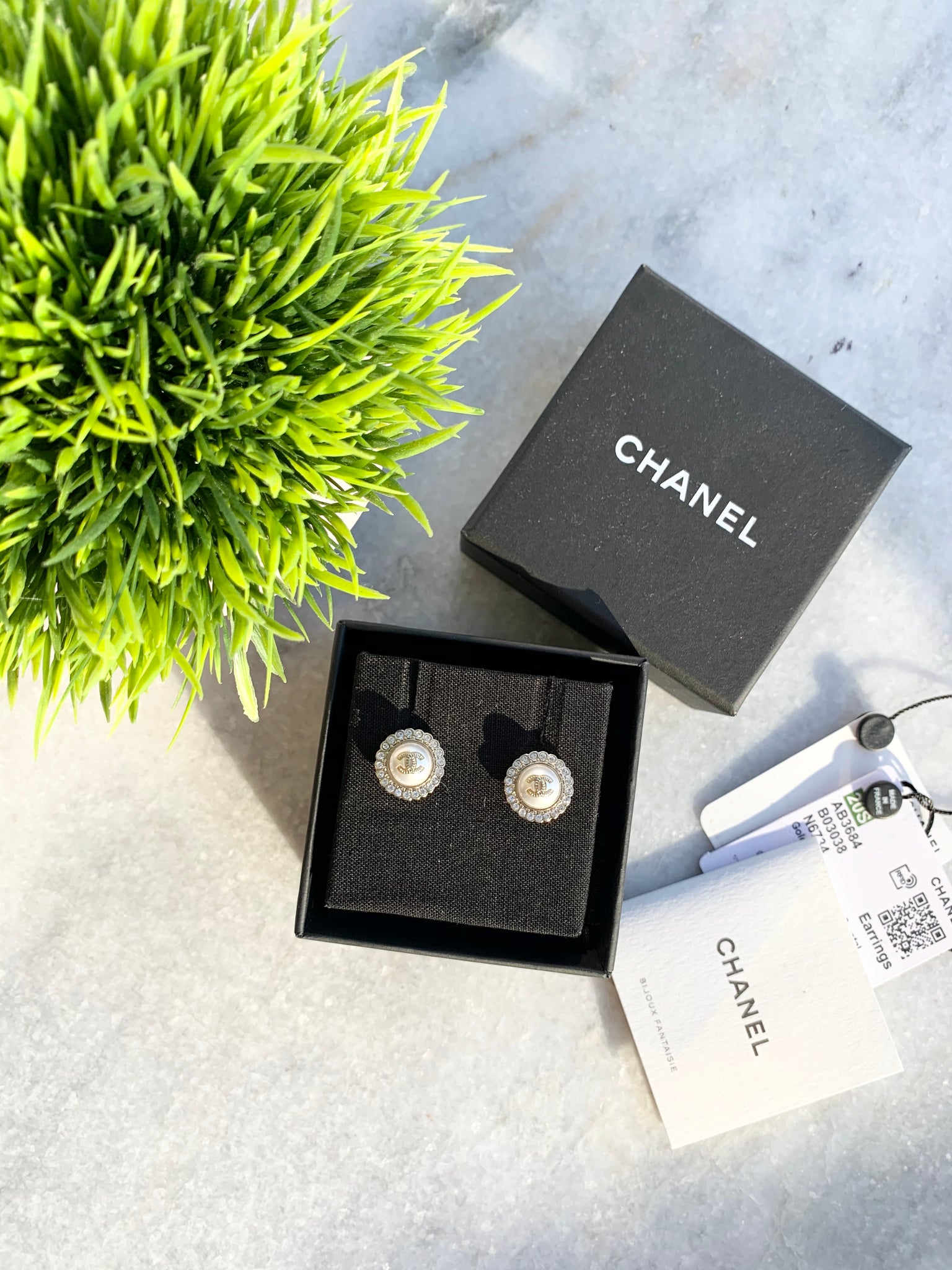 CHANEL Round Pearl Crystal CC Stud Earrings - Gold – ELLUXE