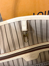 Load image into Gallery viewer, LOUIS VUITTON 2022 Neverfull GM Monogram Tote Bag In Beige
