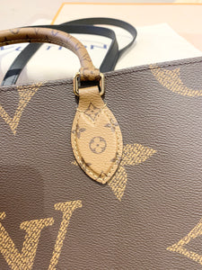 LOUIS VUITTON 2021 OnTheGo MM Monogram Reverse Tote Bag