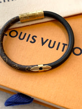 Load image into Gallery viewer, LOUIS VUITTON 2019 Monogram Daily Confidential Bracelet In Black Size 17
