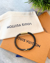 Load image into Gallery viewer, LOUIS VUITTON 2019 Monogram Daily Confidential Bracelet In Black Size 17
