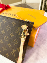 Load image into Gallery viewer, LOUIS VUITTON 2022 Neverfull GM Monogram Wristlet Pouch In Beige
